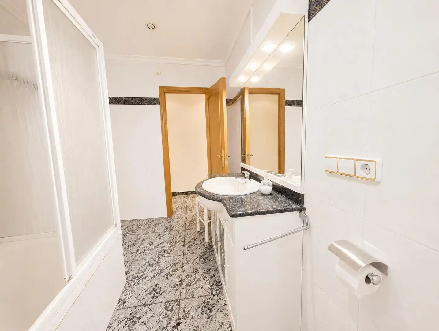 Baño de Apartamento en venta en Elche / Elx con Aire acondicionado y Amueblado