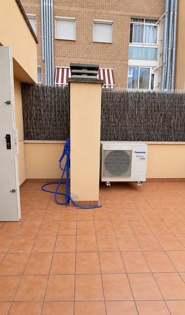 Außenansicht von Wohnung zum Verkauf in Reus mit Klimaanlage, Terrasse und Balkon