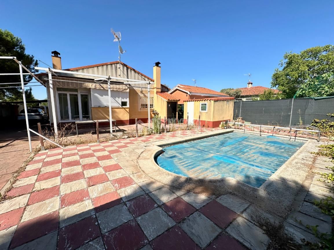 Vista exterior de Casa o xalet en venda en Pioz amb Calefacció i Piscina comunitària
