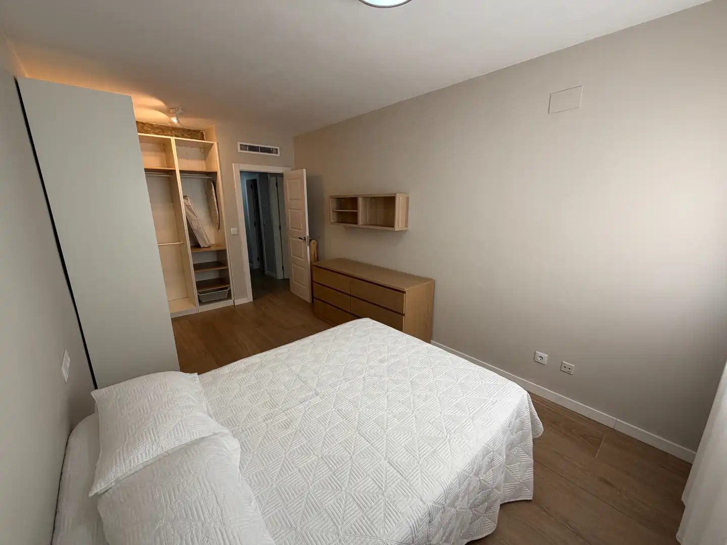 Habitación de Piso de alquiler en Valencia con Amueblado, Horno y Lavadora