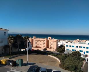 Vista exterior de Casa adosada en venda en Tarifa amb Terrassa i Balcó