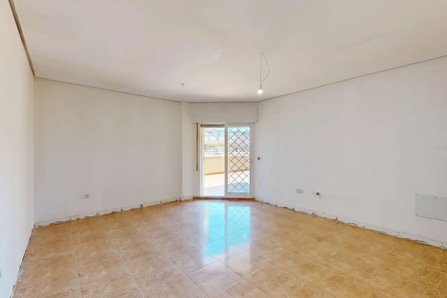 Wohnung zum Verkauf in Cartagena mit Privatgarten, Terrasse und Abstellraum