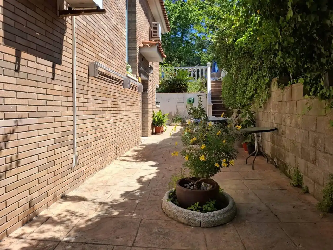 Vista exterior de Casa o xalet en venda en Rubí amb Aire condicionat, Calefacció i Jardí privat