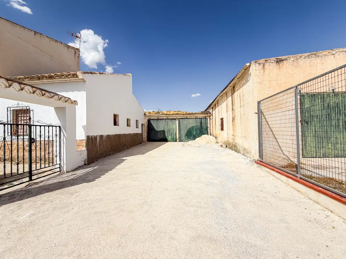 Vista exterior de Casa o chalet en venta en Benamaurel con Jardín privado, Terraza y Piscina