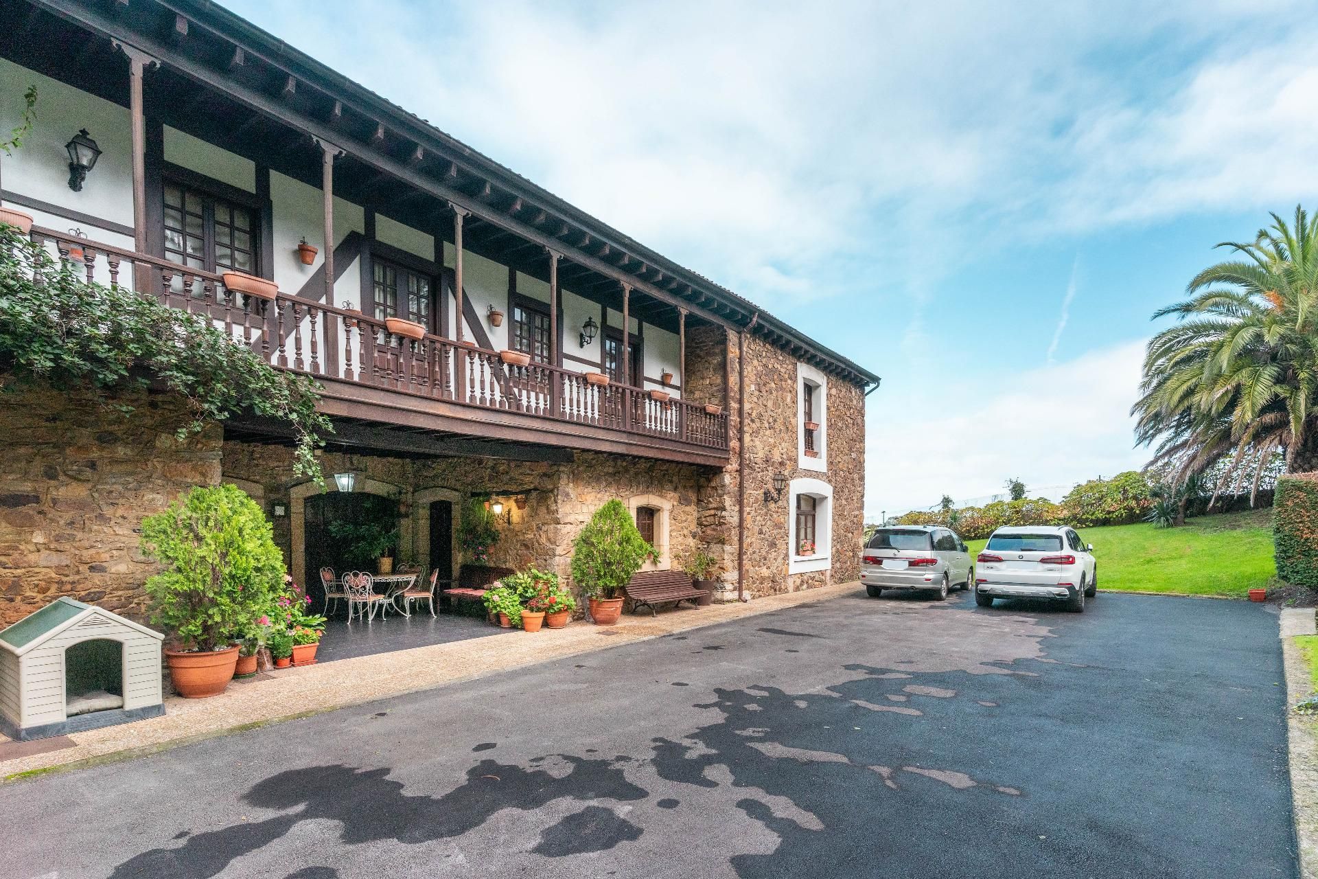 Vista exterior de Casa o xalet en venda en Carreño amb Calefacció, Jardí privat i Terrassa