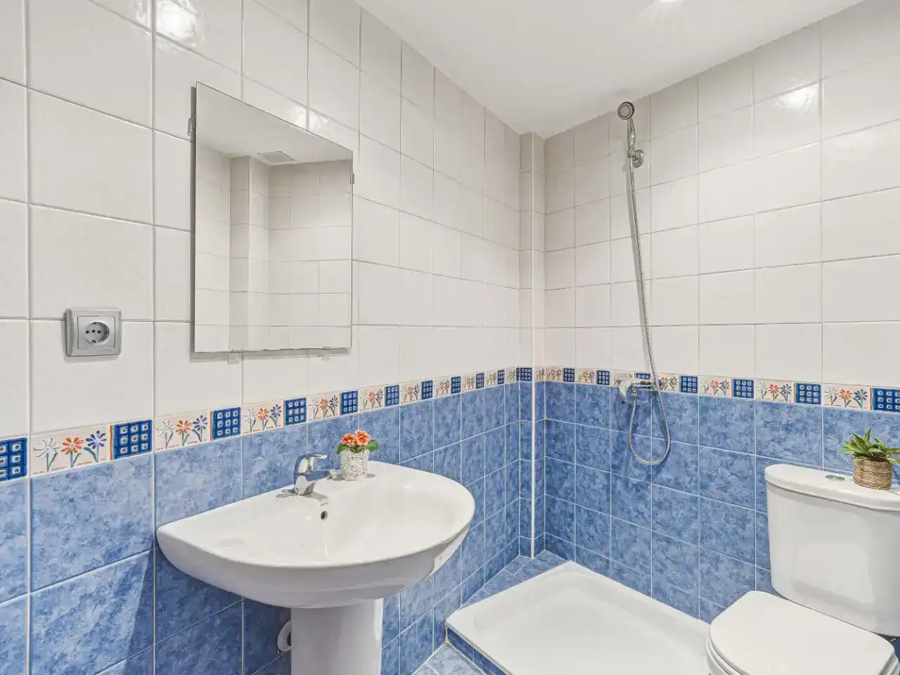 Bathroom of Flat for sale in Mijas  with Air Conditioner and Terrace