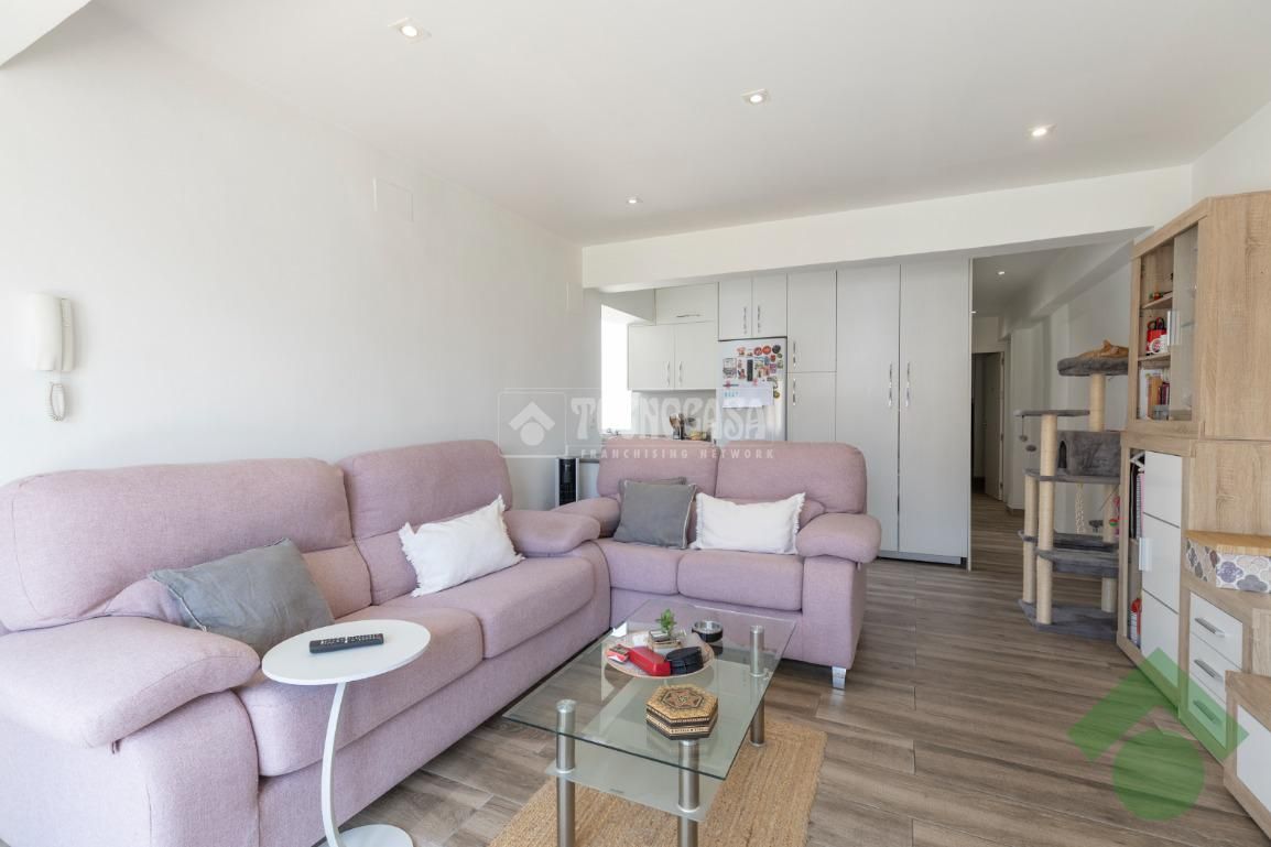 Living room of Flat for sale in  Granada Capital  with Air Conditioner, Terrace and Furnished