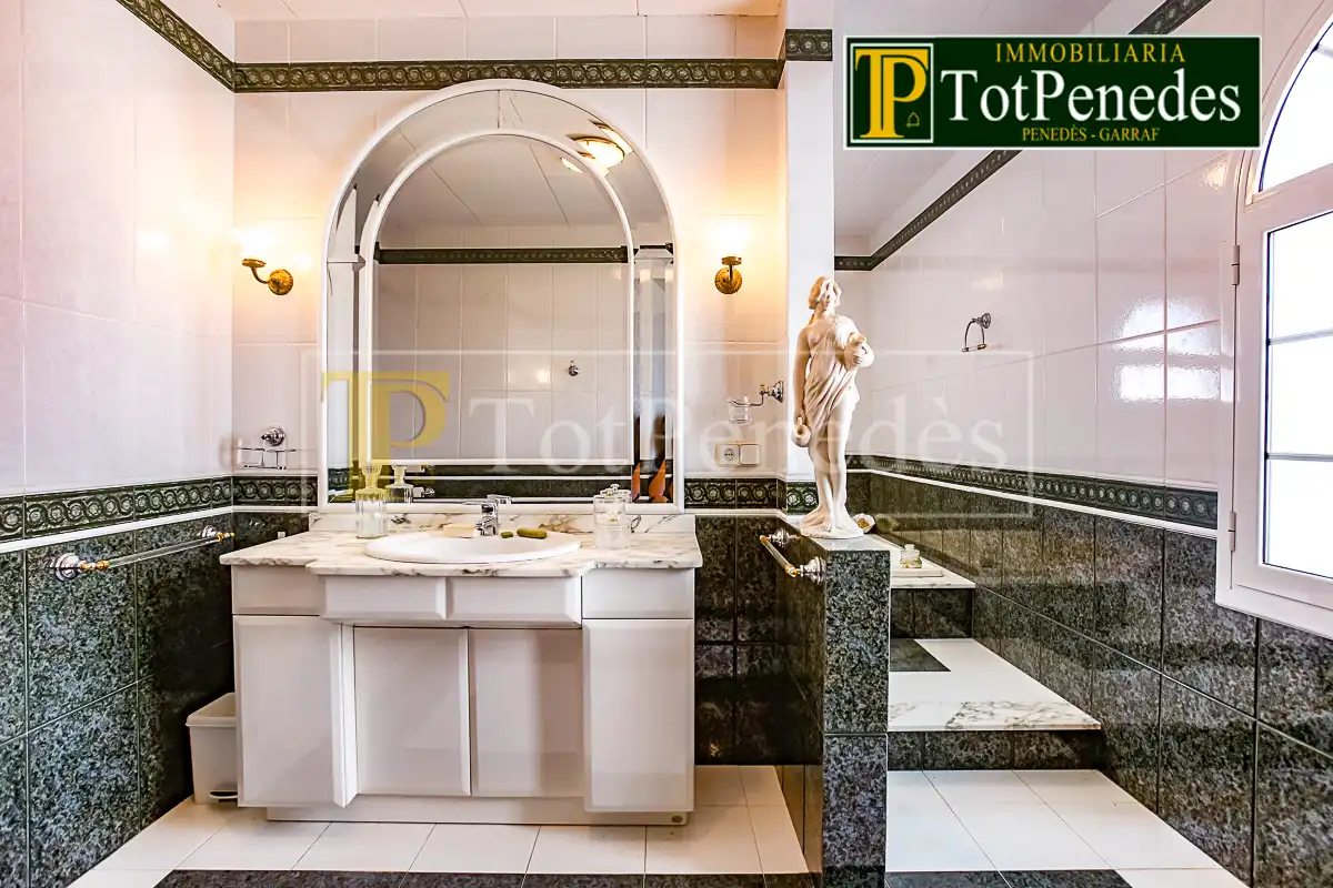 Badezimmer von Country house zur Miete in Font-rubí mit Klimaanlage, Heizung und Privatgarten