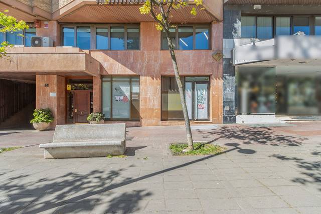 Local comercial en Alquiler en C/ Balmes en Instituts - Universitat