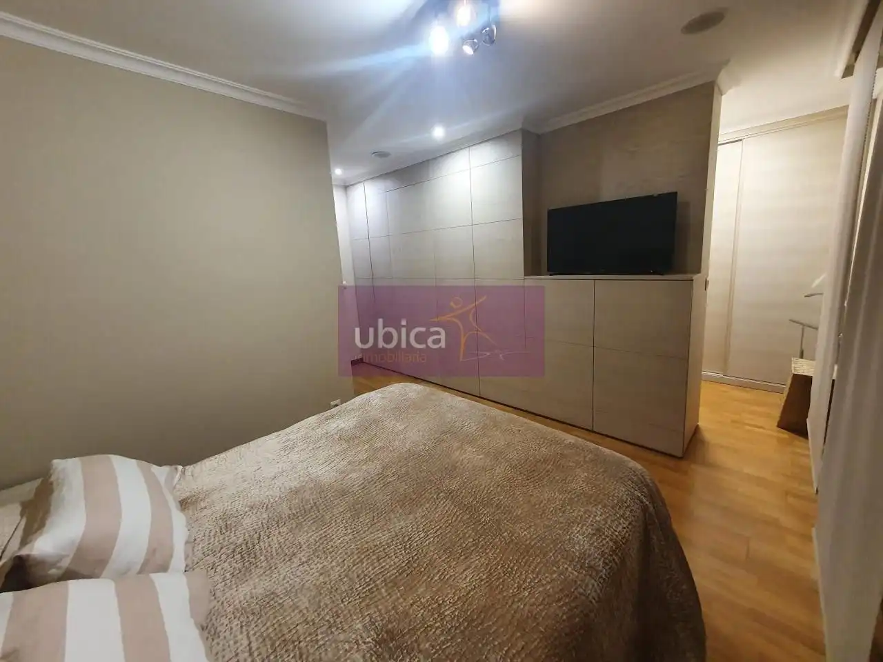 Dormitori de Casa adosada en venda en Vigo  amb Calefacció, Jardí privat i Terrassa