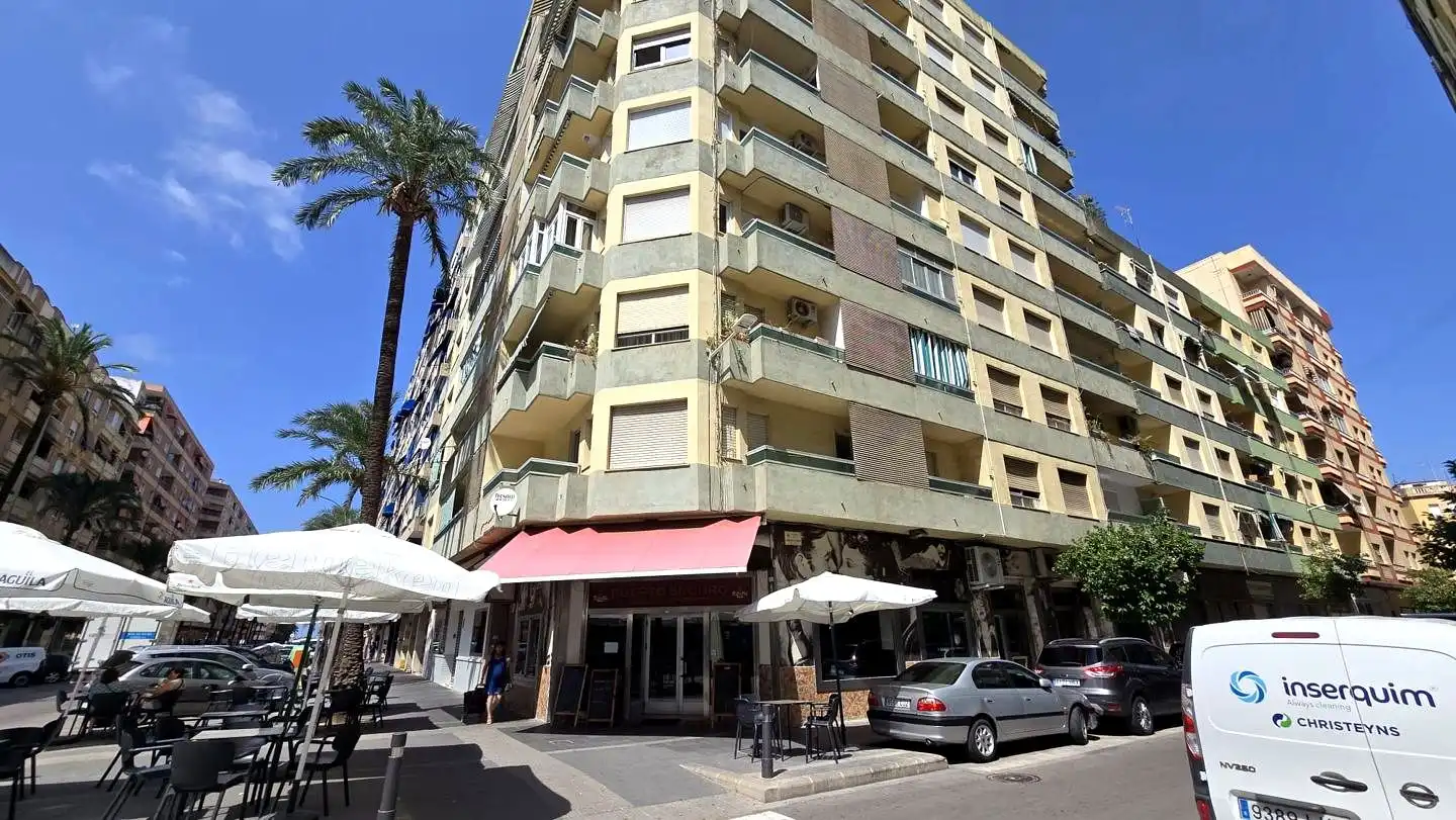 Außenansicht von Wohnung zur Miete in Gandia mit Klimaanlage, Terrasse und Möbliert