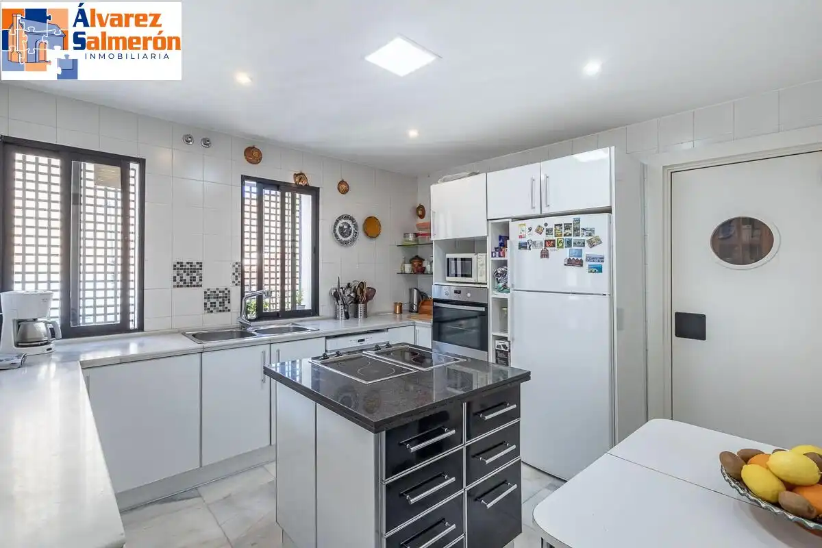 Kitchen of Houses for sale in Granada  with Air Conditioner, Terrace and Storage room