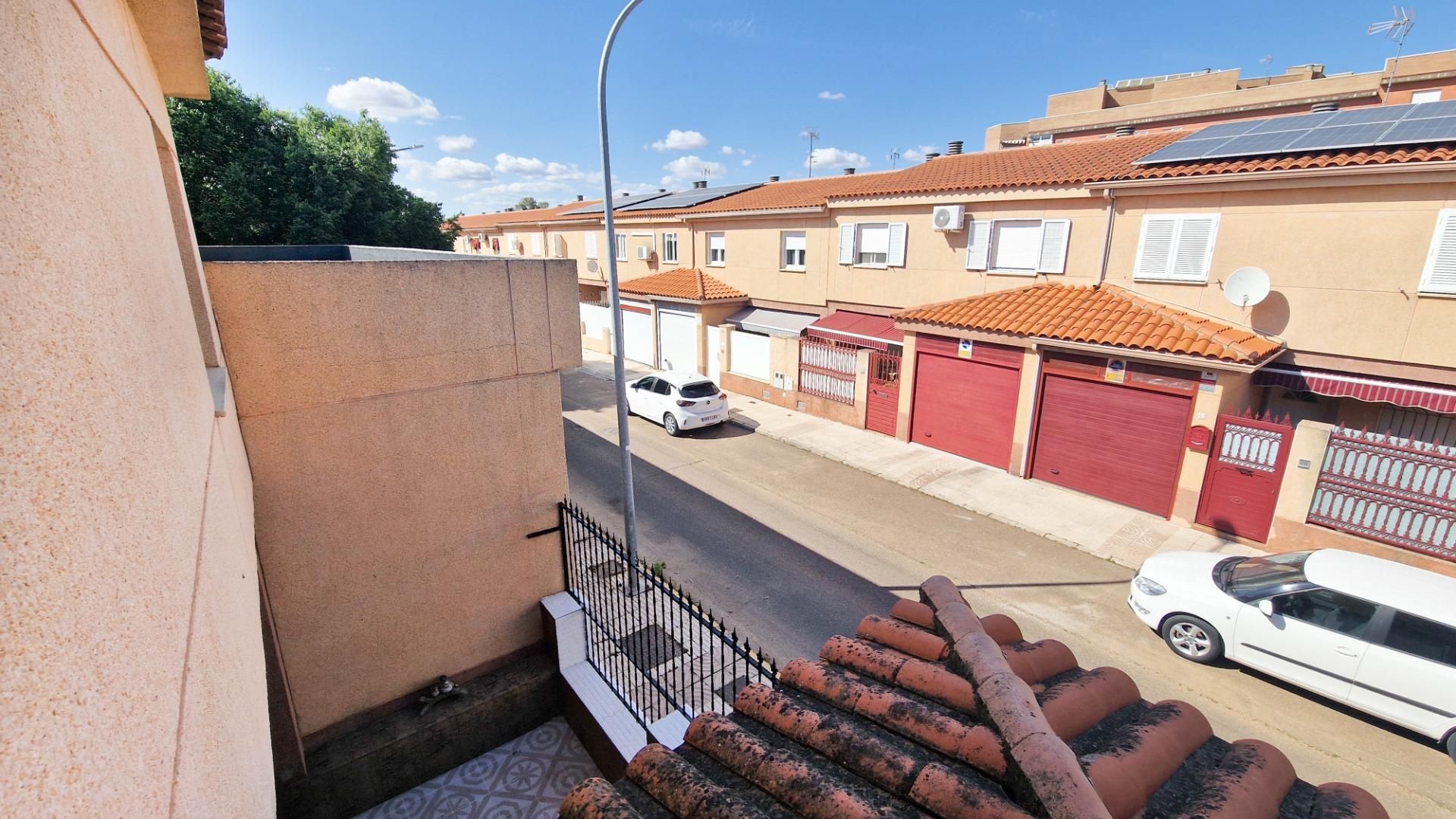 Exterior view of Single-family semi-detached to rent in Badajoz Capital  with Air Conditioner, Heating and Terrace
