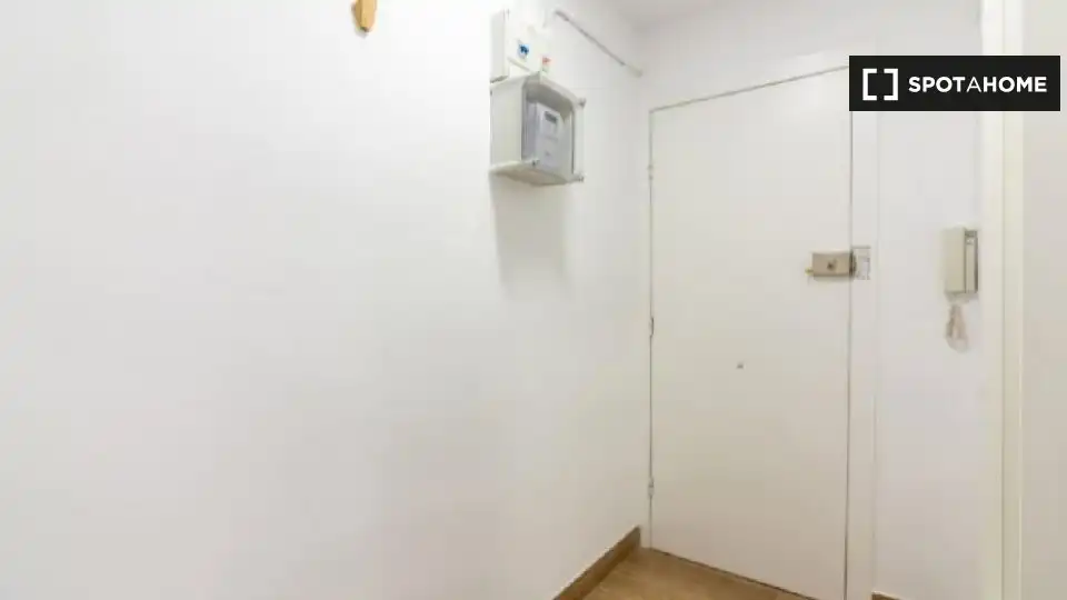 Pis per a compartir en L'Hospitalet de Llobregat amb Aire condicionat, Calefacció i Moblat