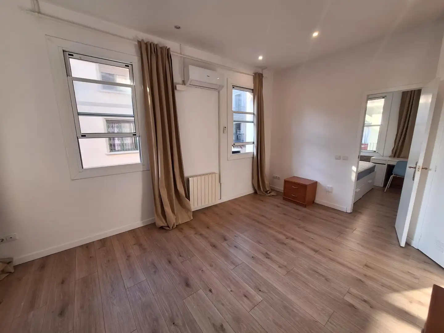 Schlafzimmer von Wohnung zum Verkauf in Barcelona mit Klimaanlage und Heizung