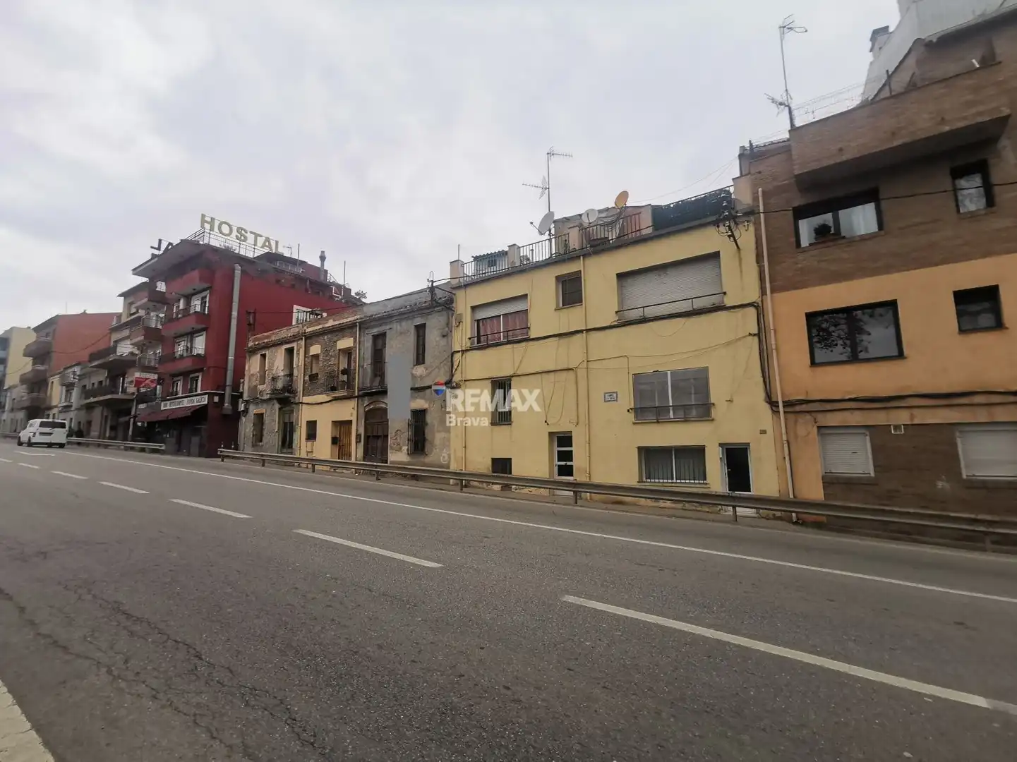 Vista exterior de Edifici en venda en La Roca del Vallès