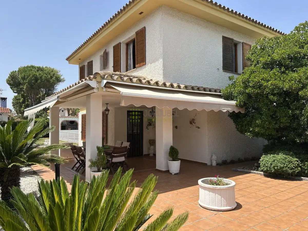 Vista exterior de Casa o xalet en venda en Benicasim / Benicàssim amb Terrassa i Piscina