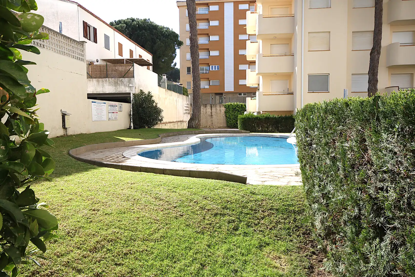 Schwimmbecken von Wohnungen zum Verkauf in L'Escala mit Terrasse, Möbliert und Waschmaschine