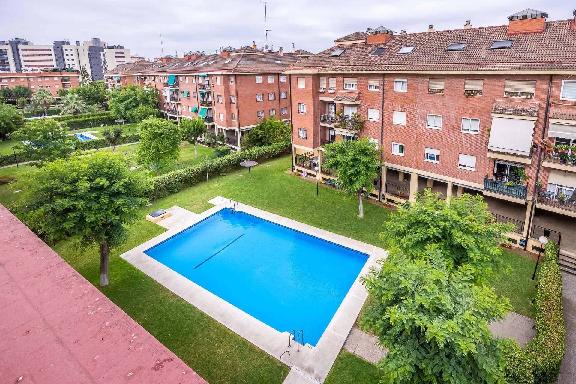 Swimming pool of Duplex for sale in  Sevilla Capital  with Air Conditioner, Heating and Private garden