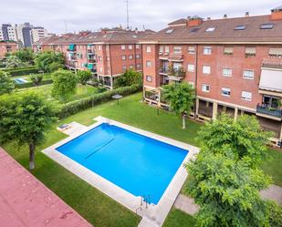 Swimming pool of Duplex for sale in  Sevilla Capital  with Air Conditioner, Heating and Private garden