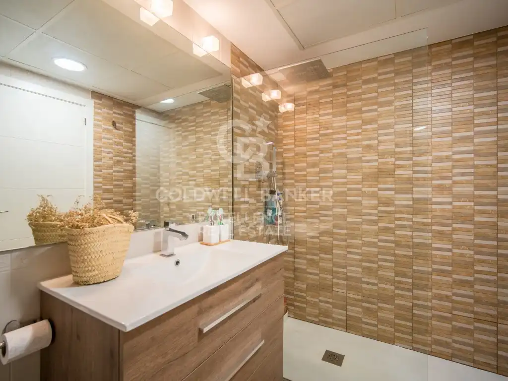 Bathroom of Flat for sale in Valencia  with Air Conditioner, Terrace and Community pool