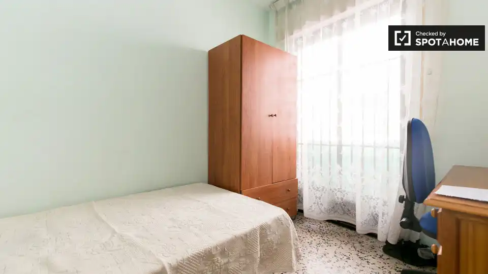 Habitación de Piso de alquiler en Granada con Aire acondicionado, Calefacción y Amueblado