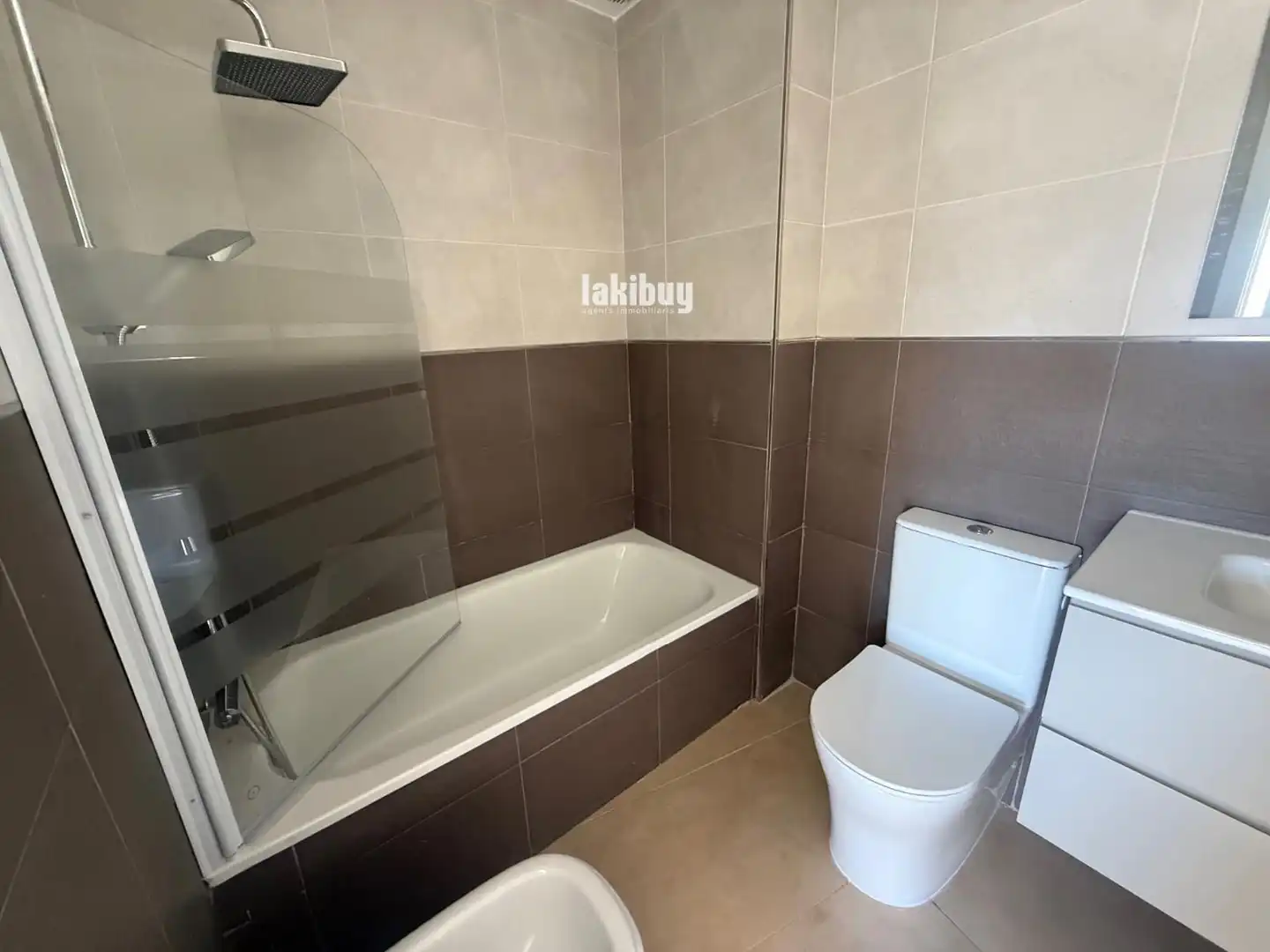 Baño de Piso en venta en La Fuliola con Calefacción y Alarma