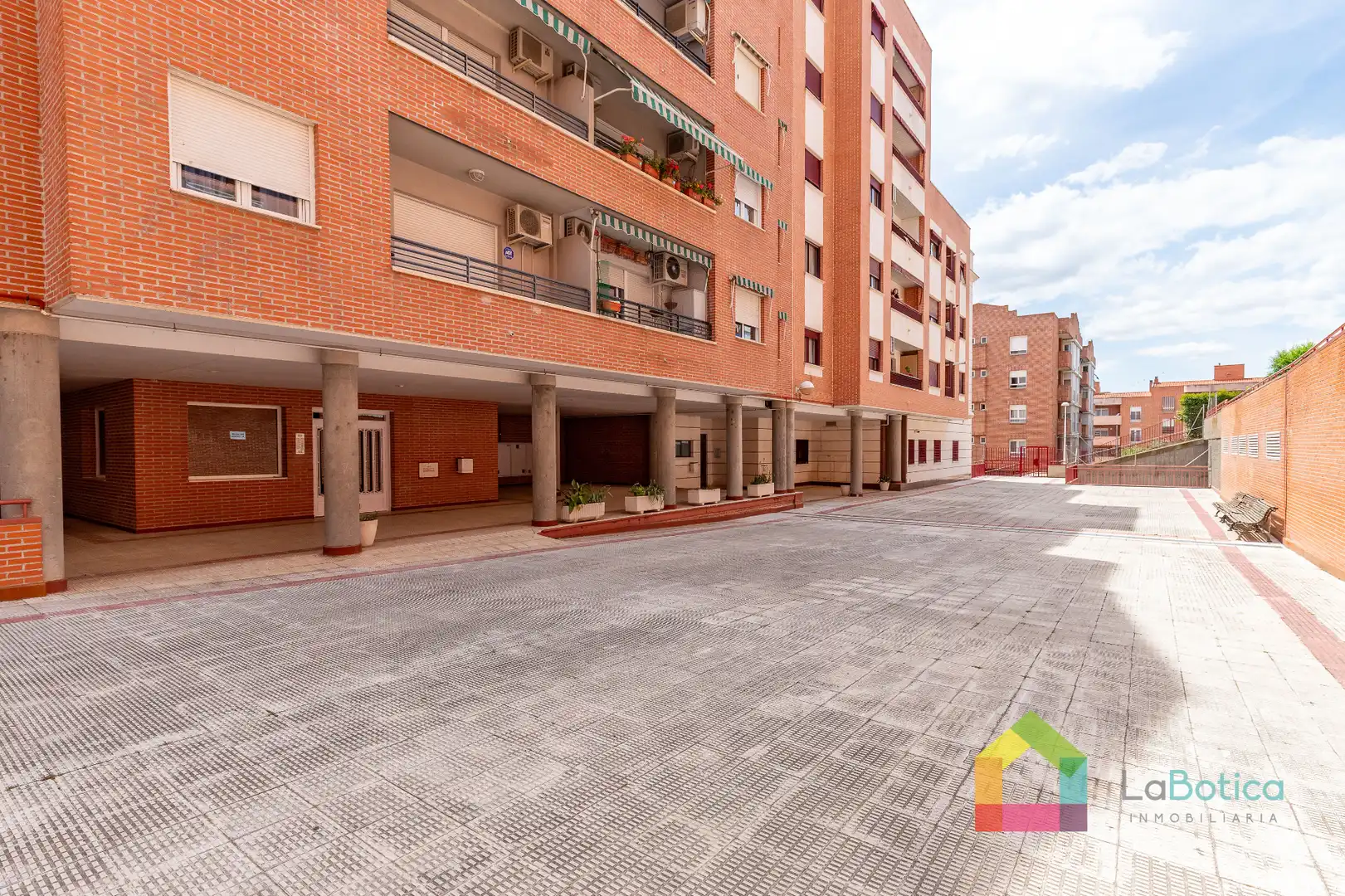 Parking of Flat for sale in Toledo  with Heating, Parquet flooring and Washing machine