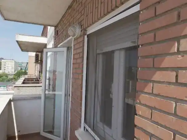 Vista exterior de Pis en venda en  Madrid Capital amb Terrassa i Balcó