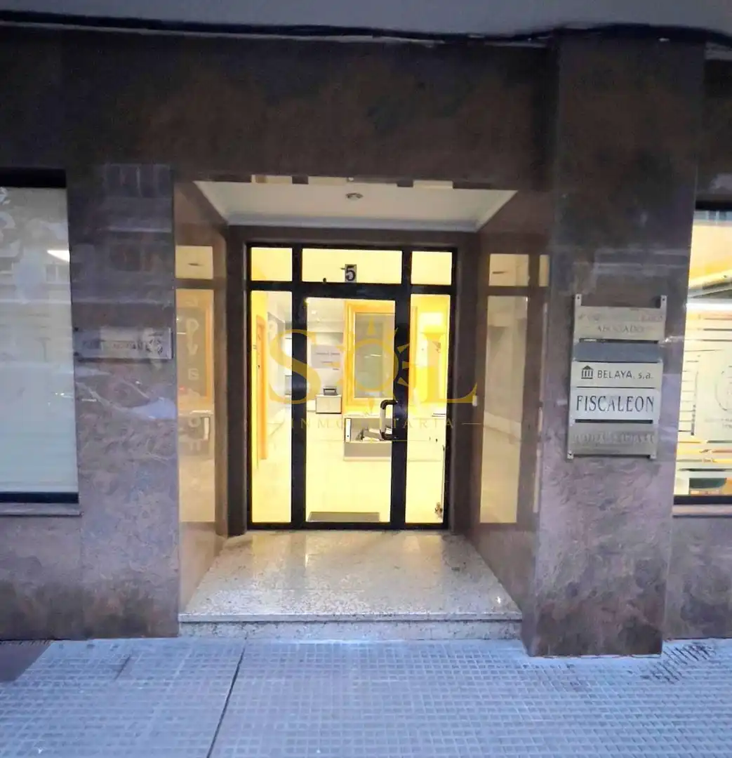 Ufficio con terrazza in vendita a Calle Covadonga 5