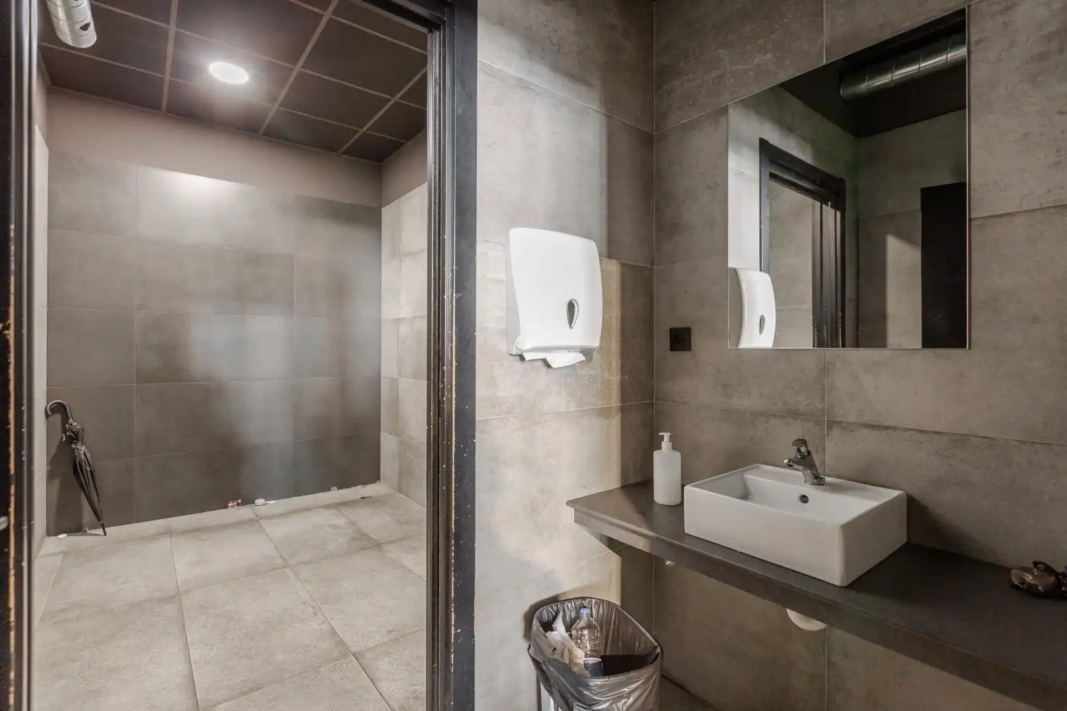 Badezimmer von Fabrikhallen zum Verkauf in Berrioplano / Berriobeiti