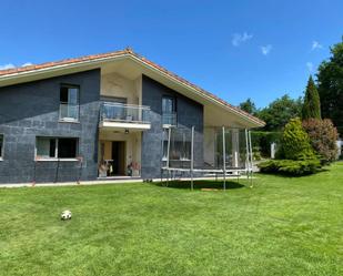 Vista exterior de Casa o xalet en venda en Maruri-Jatabe amb Calefacció, Jardí privat i Traster