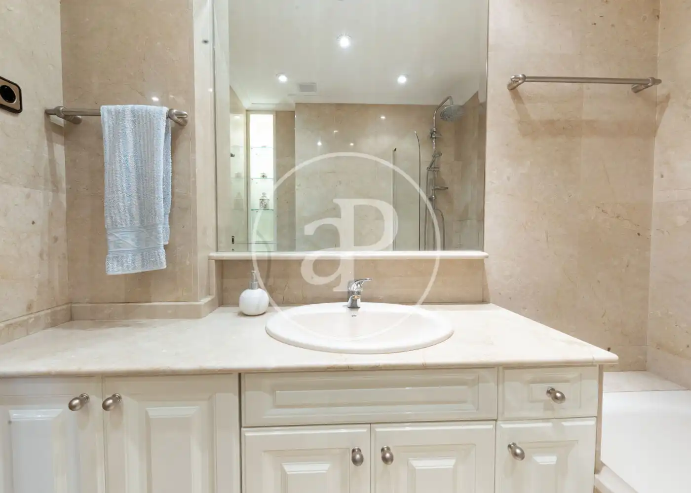 Flat for rent in Calle de María de Guzmán, Ríos Rosas - Nuevos Ministerios