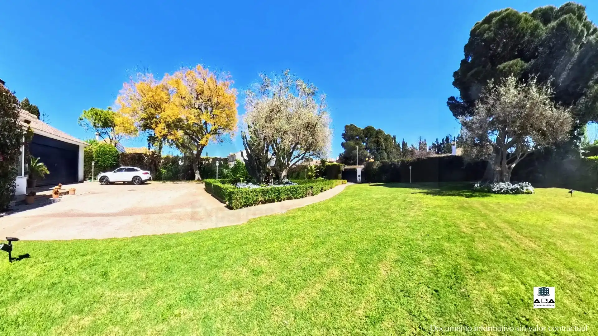 Vista exterior de Casa o xalet en venda en Jerez de la Frontera amb Aire condicionat, Calefacció i Jardí privat