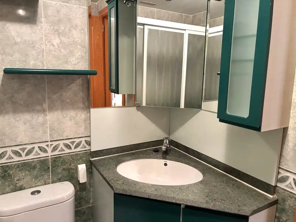 Badezimmer von Wohnung zur Miete in Sevilla la Nueva mit Klimaanlage, Heizung und Abstellraum