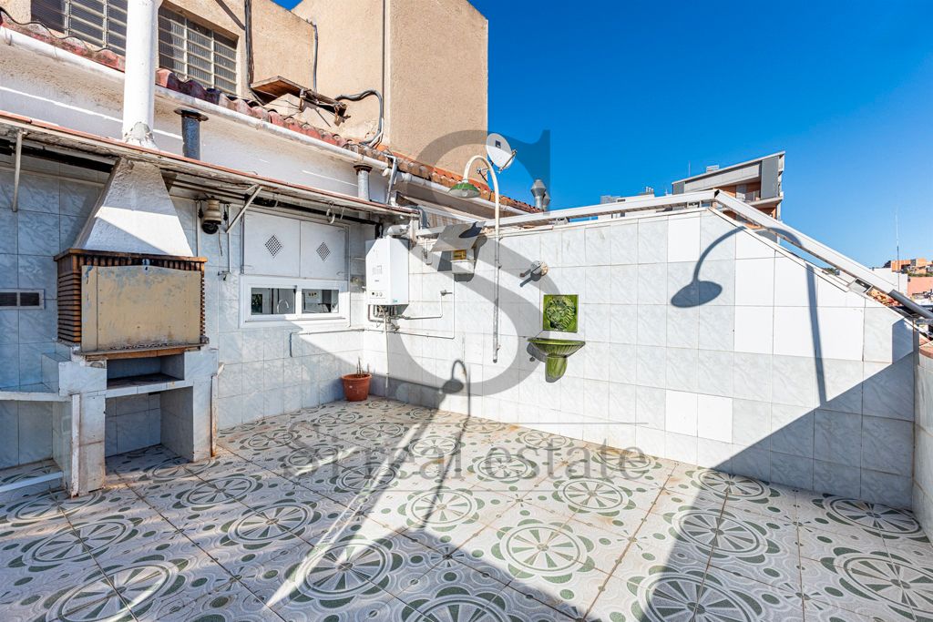 Vista exterior de Àtic en venda en Santa Coloma de Gramenet amb Aire condicionat, Calefacció i Terrassa