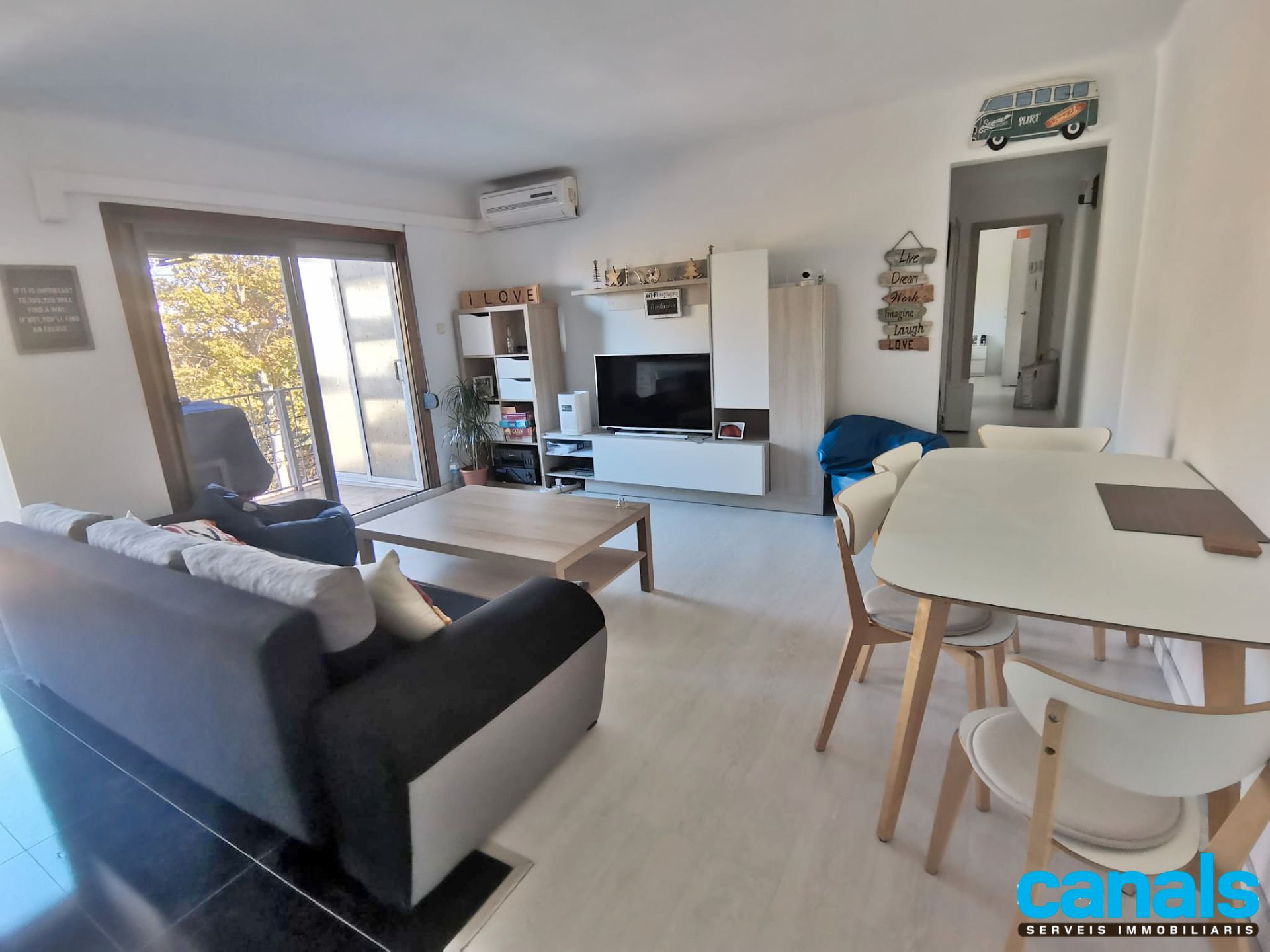 Living room of Flat for sale in Cerdanyola del Vallès  with Air Conditioner, Oven and Balcony