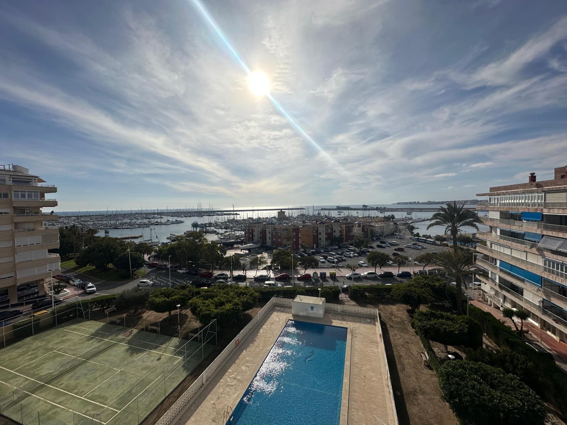 Vista exterior de Apartament en venda en Torrevieja amb Jardí privat, Terrassa i Moblat