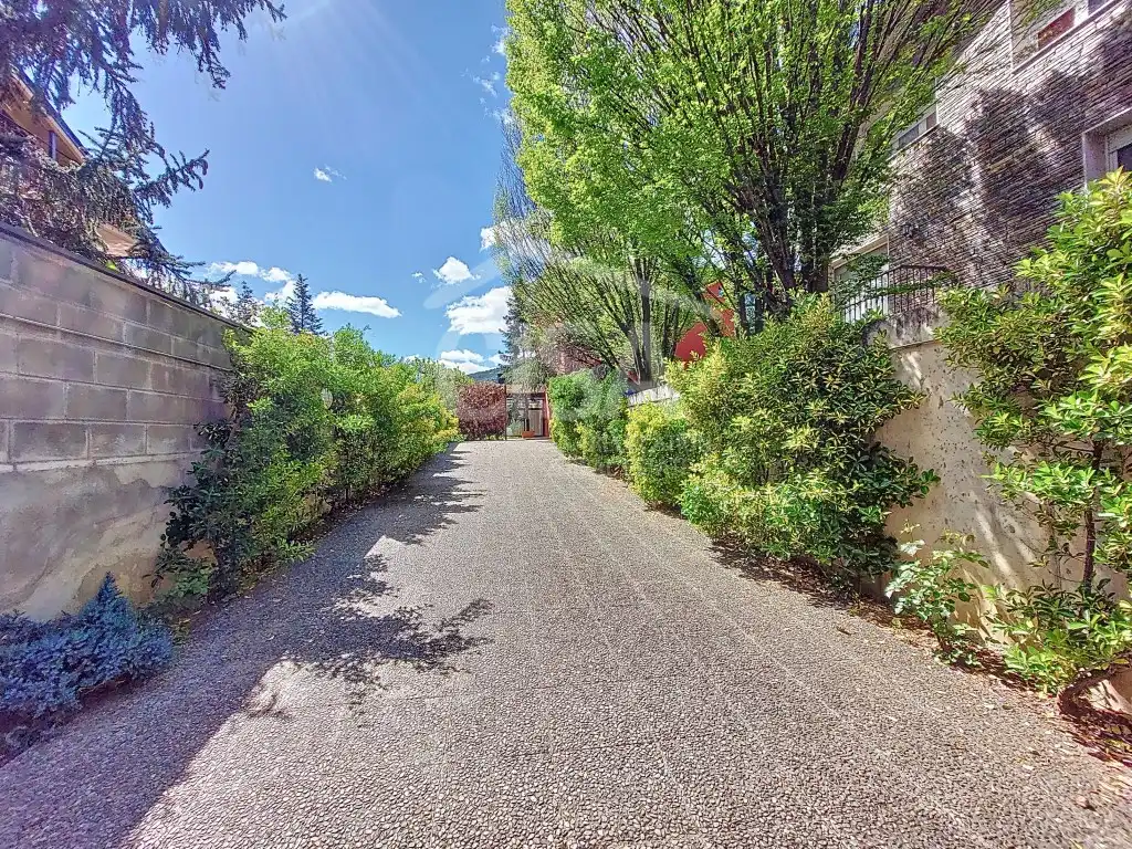 Vista exterior de Casa o xalet en venda en La Seu d'Urgell amb Jardí privat, Terrassa i Traster