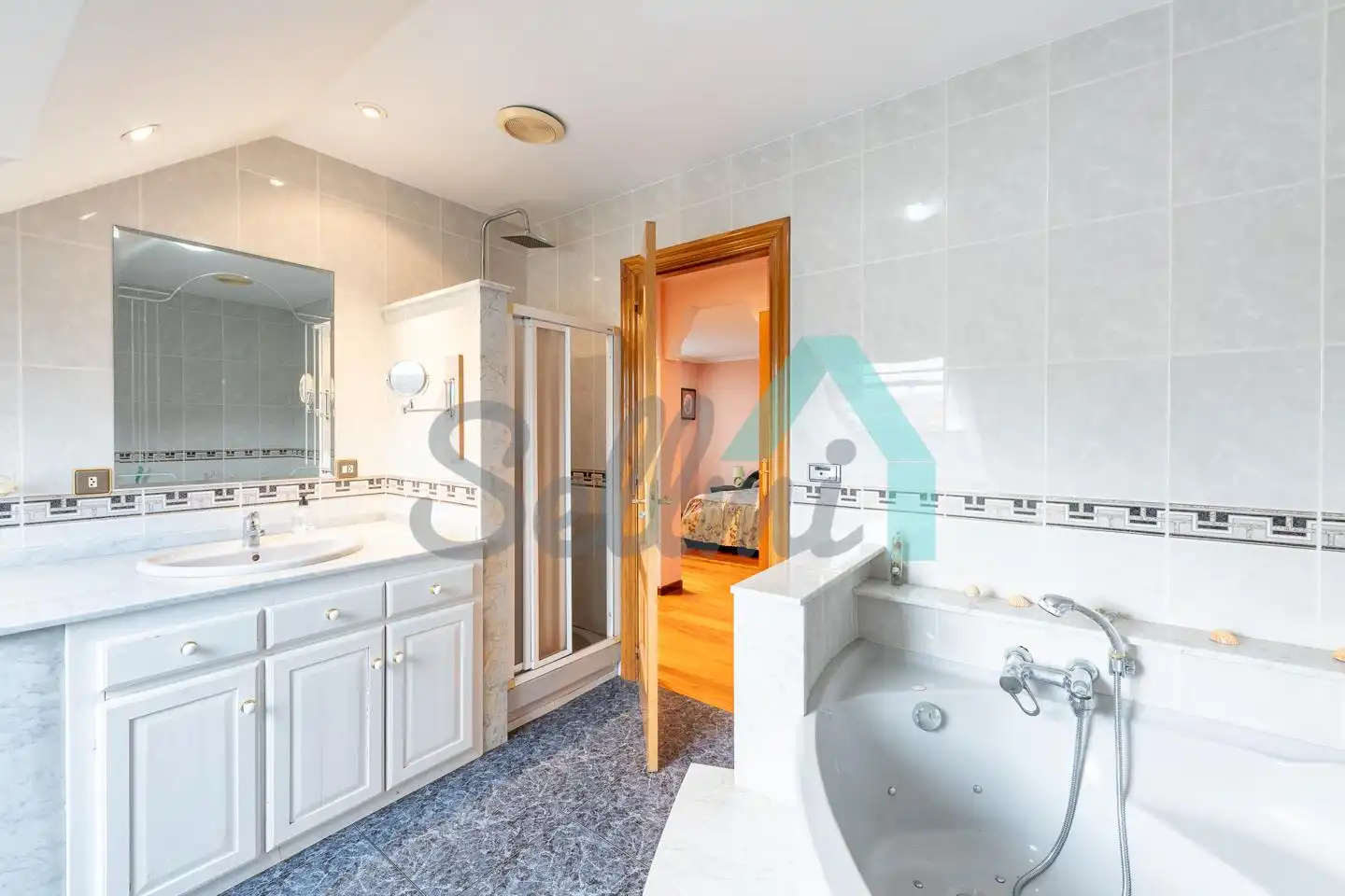 Baño de Casa adosada en venta en El Franco  con Calefacción, Jardín privado y Parquet