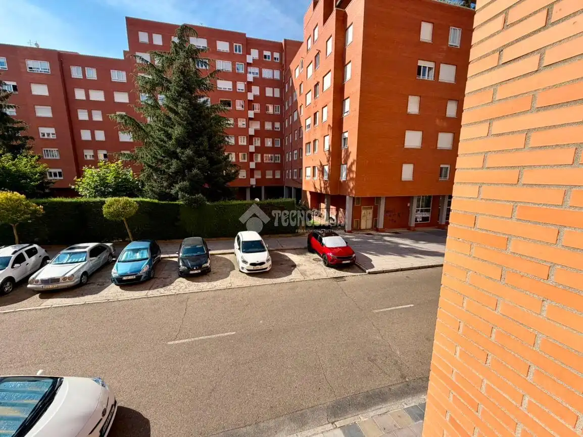 Parking de Piso en venta en León Capital  con Calefacción, Parquet y Trastero