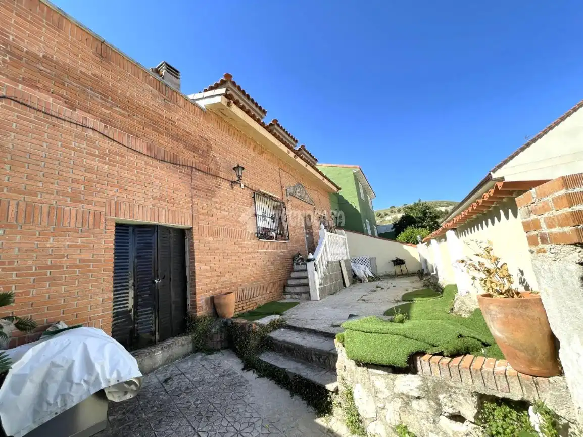 Vista exterior de Casa adosada en venta en Villalbilla con Jardín privado y Terraza