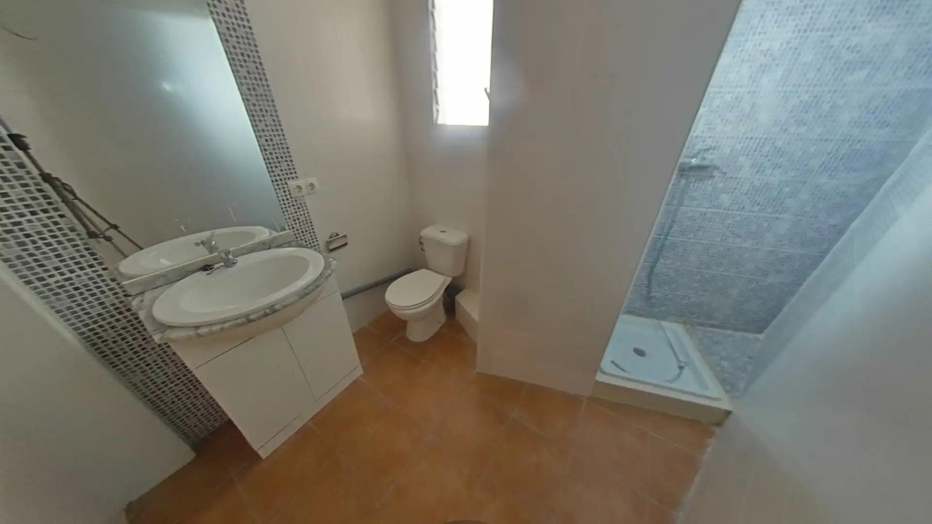 Baño de Piso en venta en Yátova con Balcón
