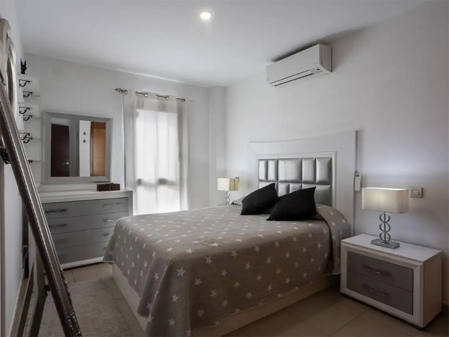 Schlafzimmer von Dachboden zum Verkauf in Guía de Isora mit Klimaanlage und Balkon