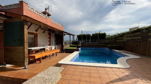 Casa a cuatro vientos con piscina, garaje y un mundo de posibilidades!!