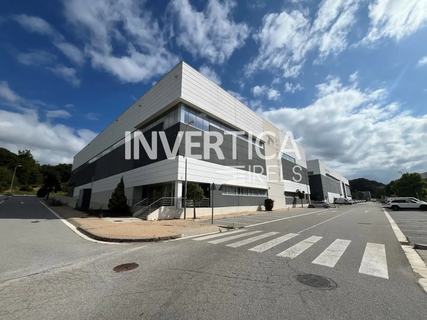 Nau industrial amb ascensor de lloguer a Avinguda del Mogent