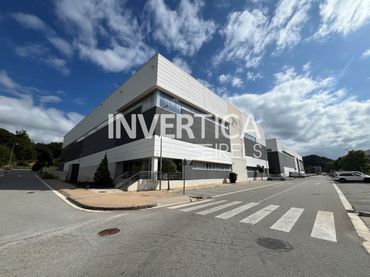 Nau industrial amb ascensor de lloguer a Avinguda del Mogent