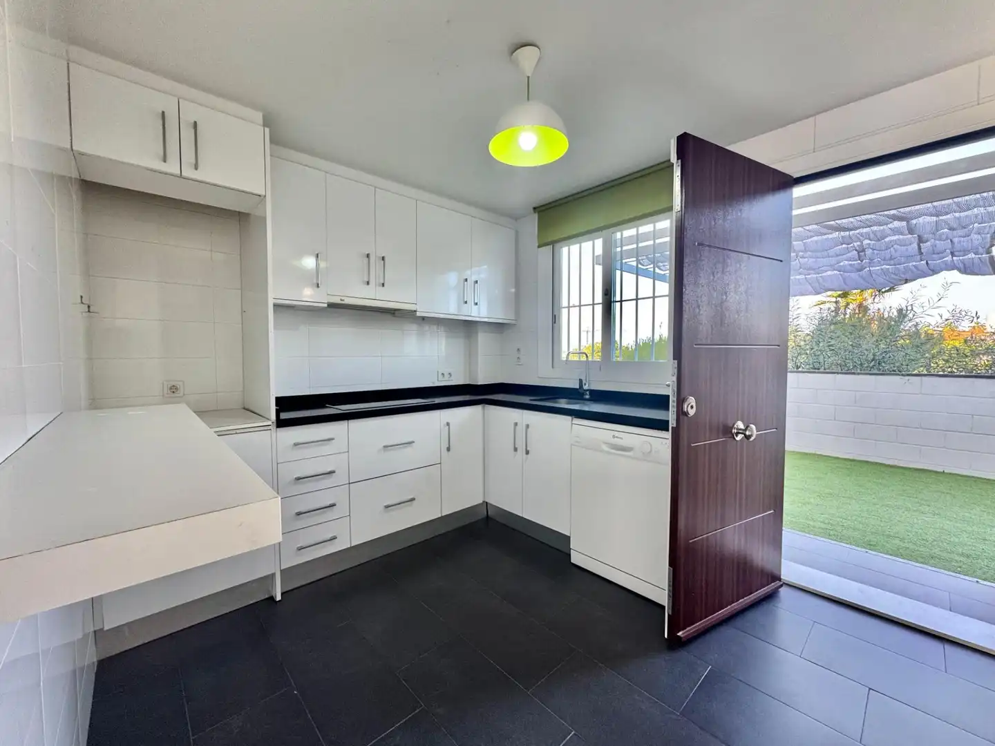 Cocina de Casa adosada en venta en Torrevieja con Jardín privado, Terraza y Balcón