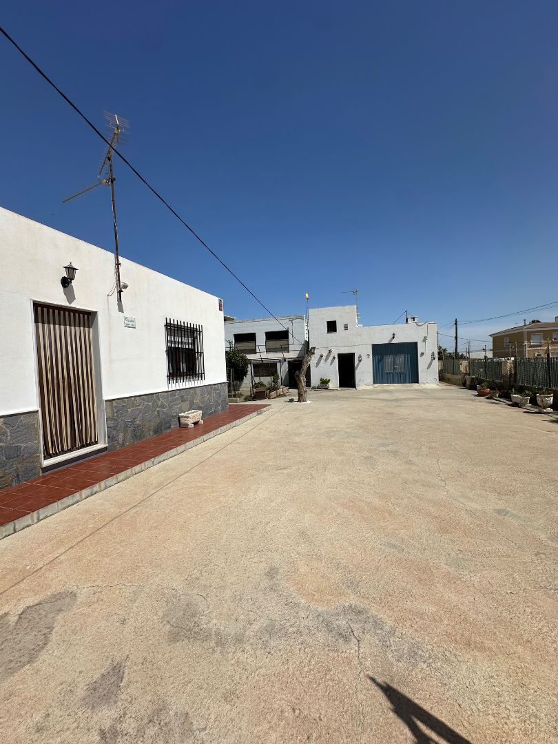 Vista exterior de Casa o xalet en venda en  Almería Capital amb Jardí privat, Terrassa i Traster