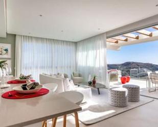 Sala d'estar de Apartament en venda en Benahavís amb Aire condicionat, Terrassa i Piscina